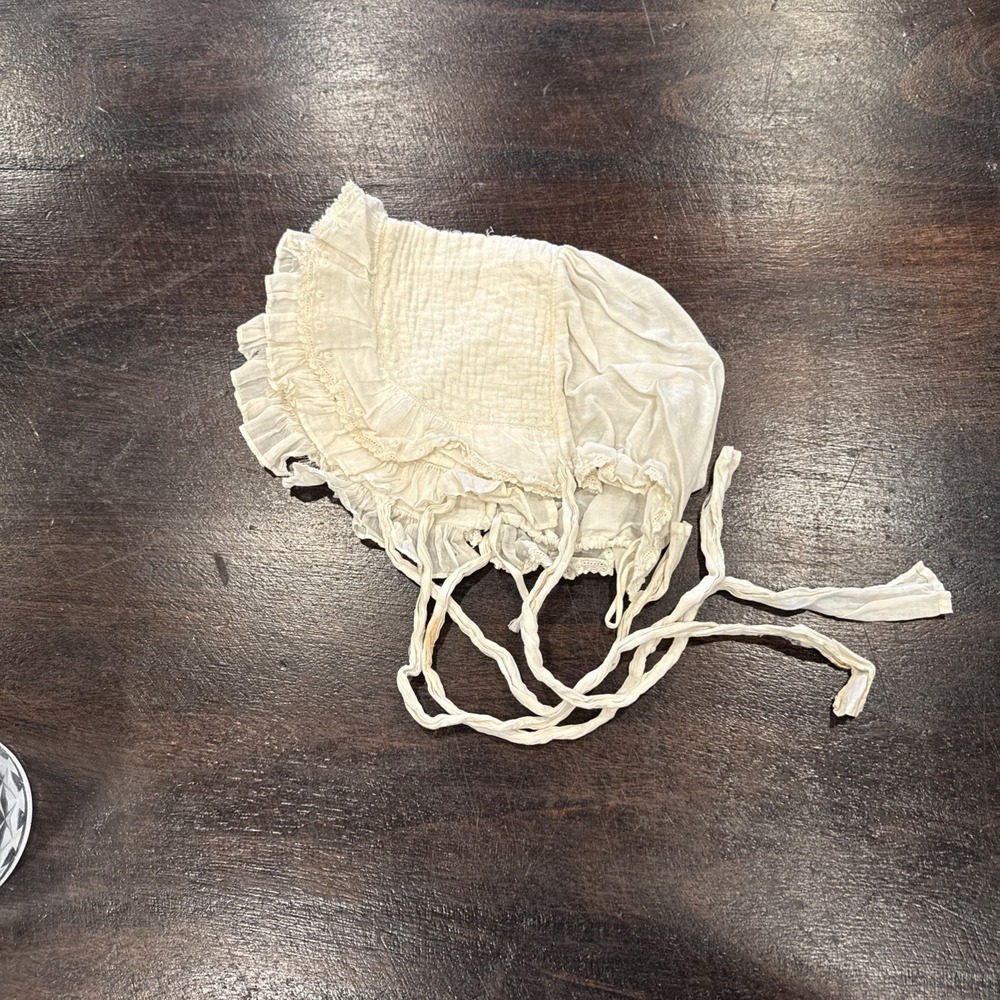Vintage small child white bonnet see pics and‎ description